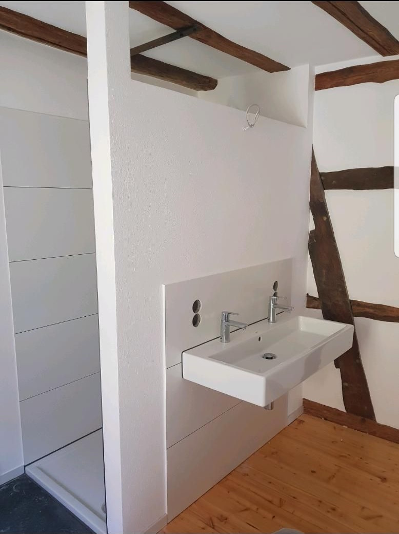 Modernes Badezimmer beim Einbau in einem Fachwerkhaus
